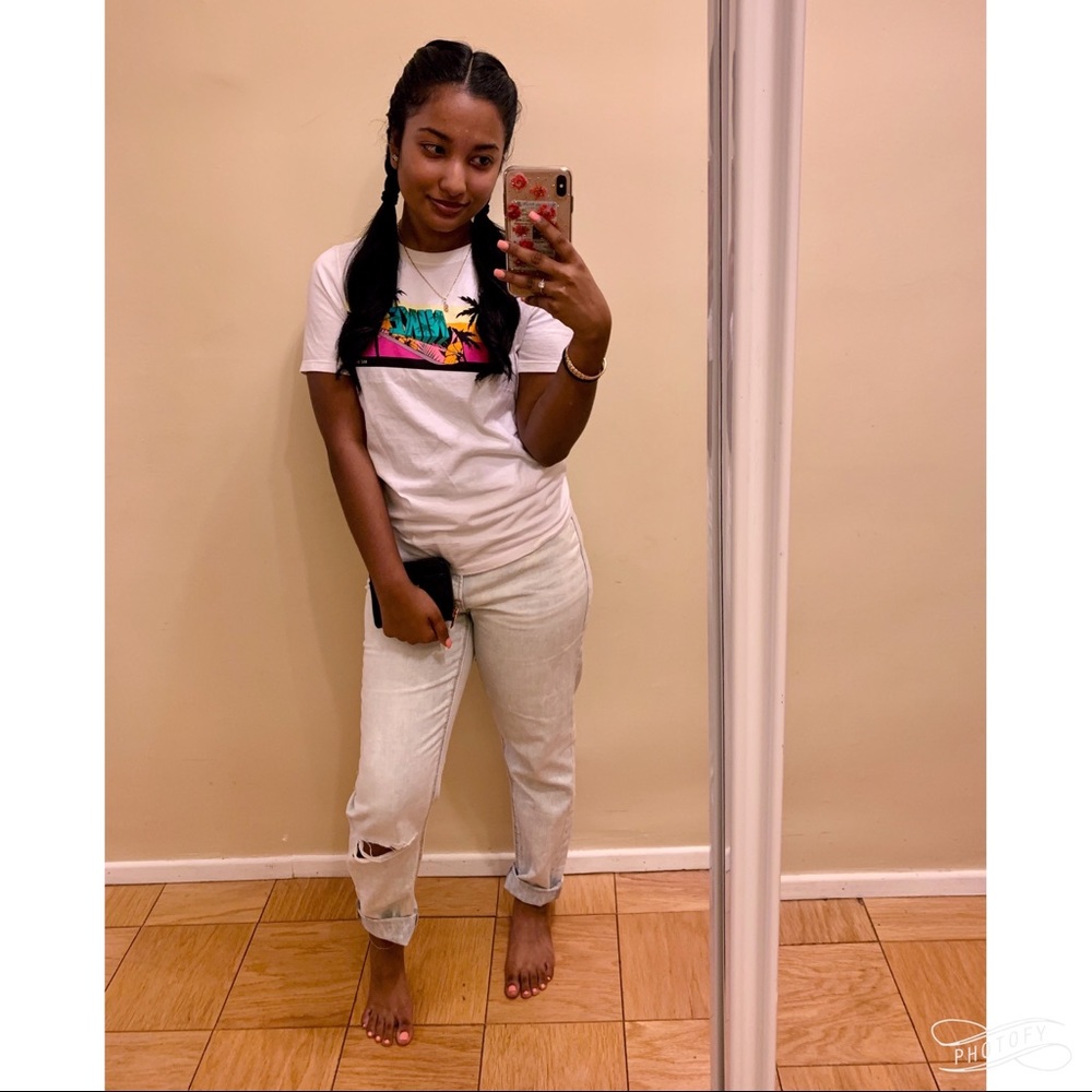American Eagle light washed mom jeans - Picture 3 of 3